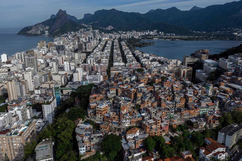 Favela Pavao Pavaozinho, Brasil | El coronavirus ha sacudido a gran parte del mundo. Los vecindarios superpoblados y una gran población dentro de los niveles de pobreza son un gran desafío que enfrentan los países latinoamericanos durante la pandemia global. 