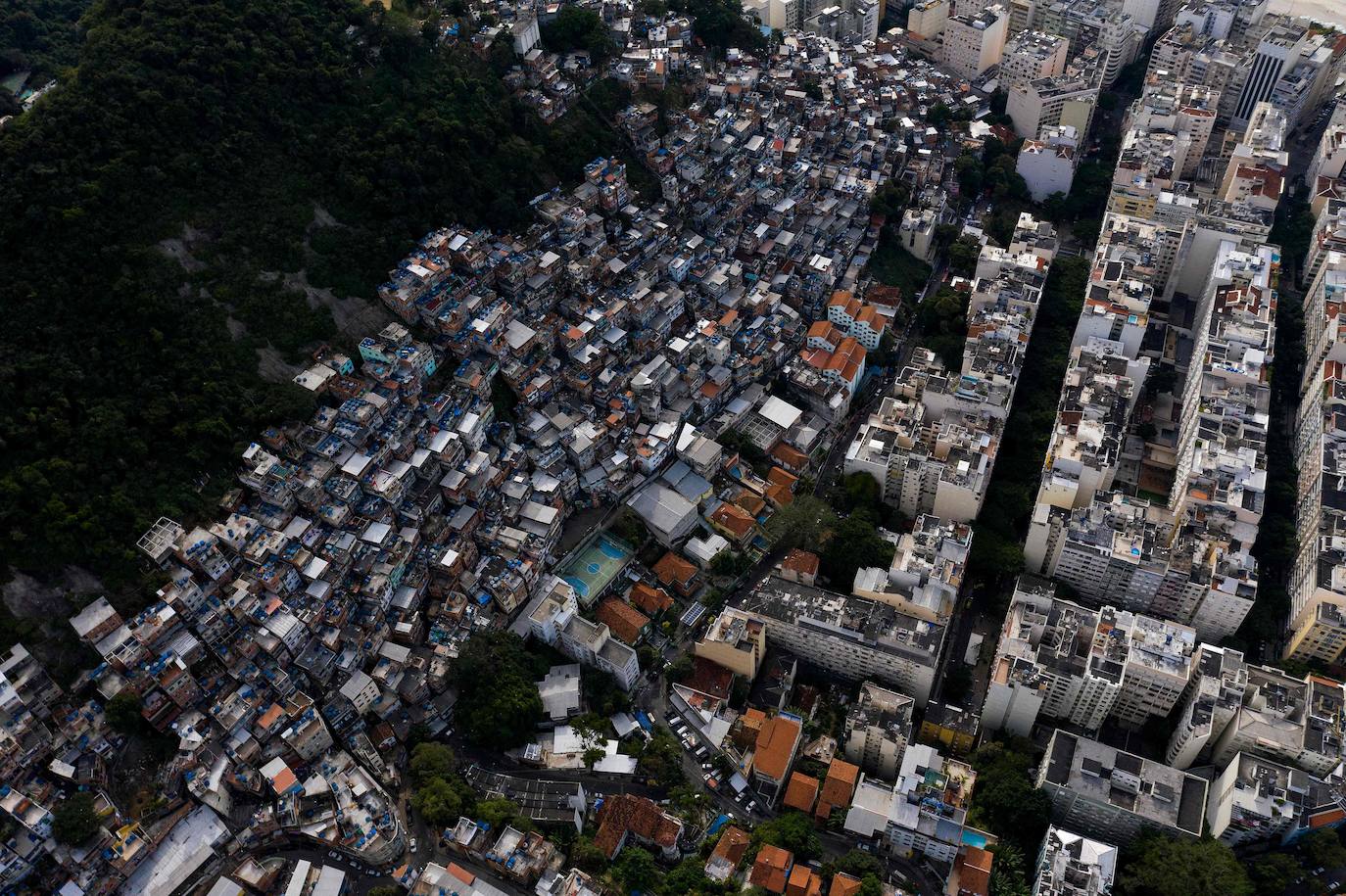 Favela Pavao Pavaozinho, Brasil | El coronavirus ha sacudido a gran parte del mundo. Los vecindarios superpoblados y una gran población dentro de los niveles de pobreza son un gran desafío que enfrentan los países latinoamericanos durante la pandemia global. 