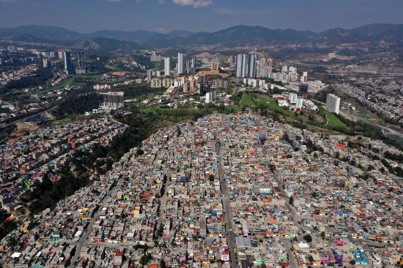 Huixquilucan, México | El coronavirus ha sacudido a gran parte del mundo. Los vecindarios superpoblados y una gran población dentro de los niveles de pobreza son un gran desafío que enfrentan los países latinoamericanos durante la pandemia global. 