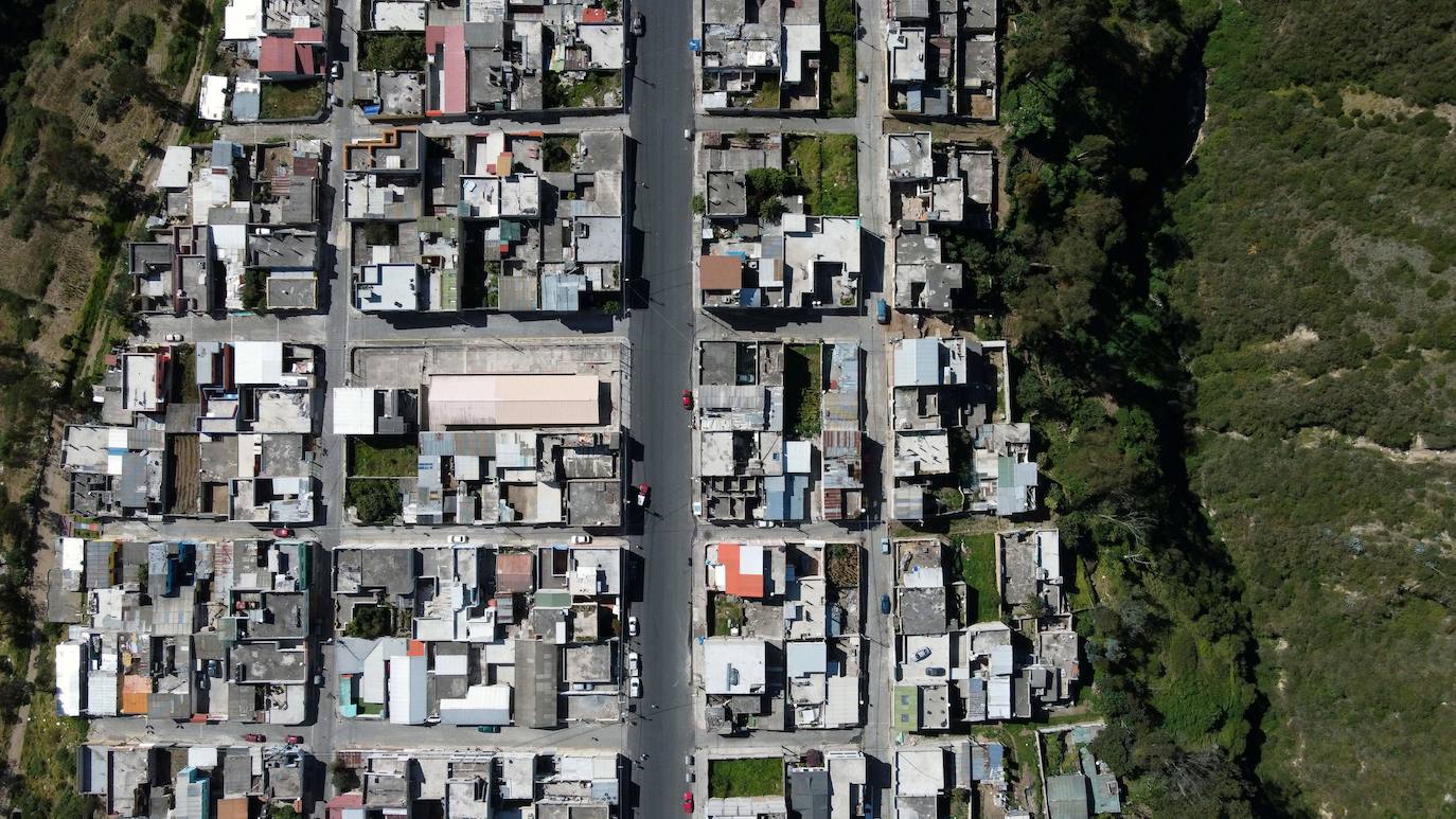 La Bota, Quito, Ecuador | El coronavirus ha sacudido a gran parte del mundo. Los vecindarios superpoblados y una gran población dentro de los niveles de pobreza son un gran desafío que enfrentan los países latinoamericanos durante la pandemia global. 