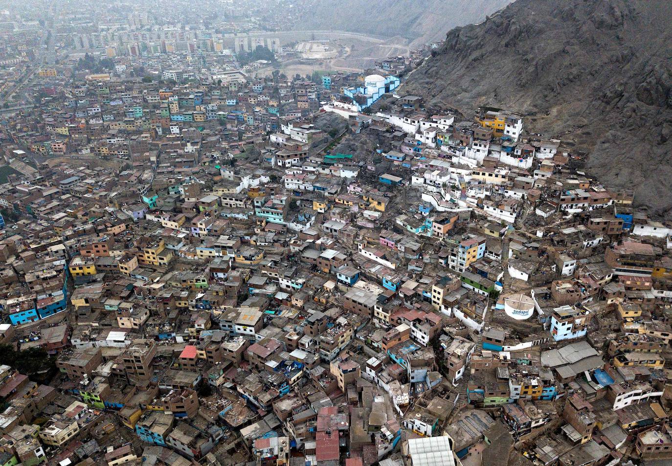 San Cristobal, Lima, Perú | El coronavirus ha sacudido a gran parte del mundo. Los vecindarios superpoblados y una gran población dentro de los niveles de pobreza son un gran desafío que enfrentan los países latinoamericanos durante la pandemia global. 