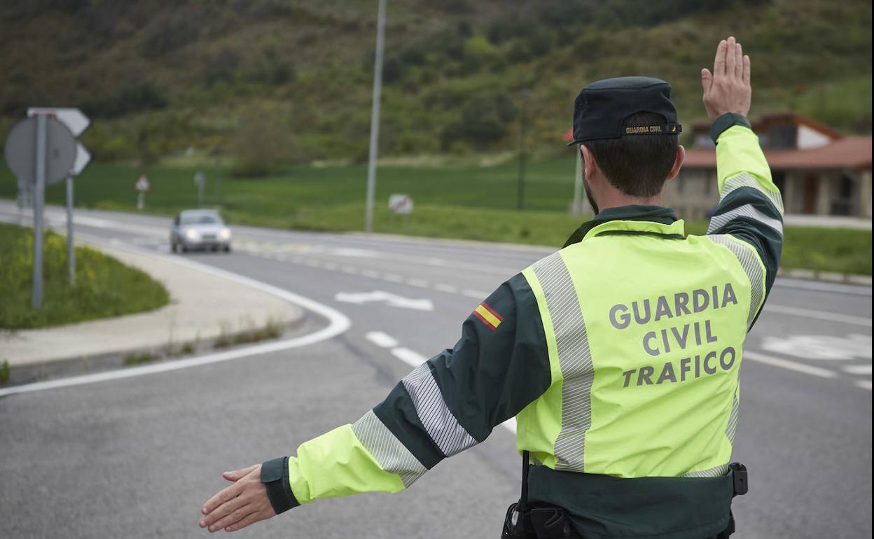 La DGT apuesta por más vigilancia para evitar el uso del móvil y más control en carreteras convencionales