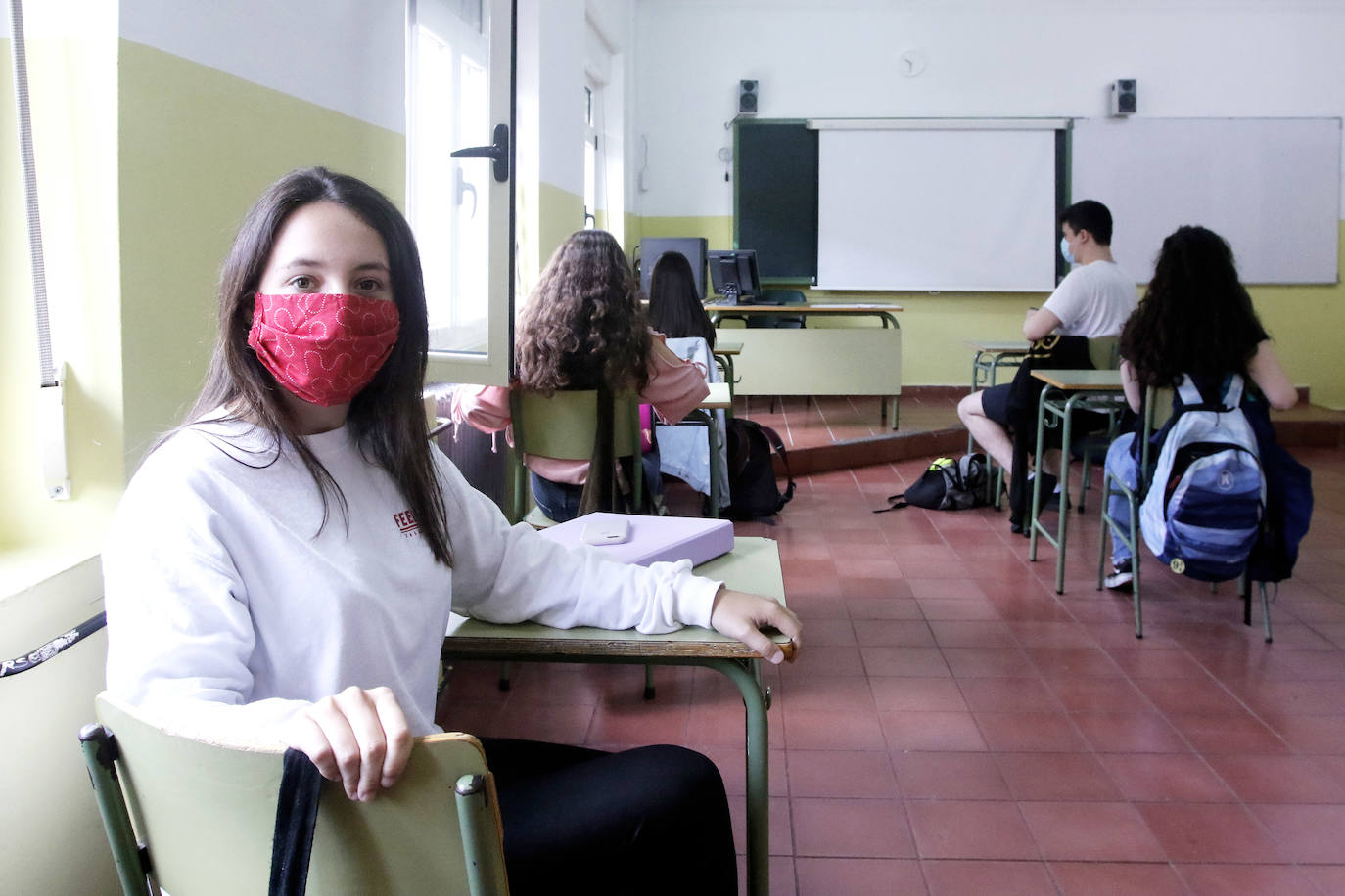 Alumnos de Secundaria y ciclos superiores de FP vuelven hoy a las aulas con importantes medidas de seguridad frente al coronavirus. Toma de temperatura en el acceso, gel hidroalcohólico a la entrada de las clases y sepración de dos metros entre las mesas, además de la mascarilla son algunas de las medidas adoptadas en los centros educativos. En la foto, el IES Jovellanos de Gijón. 