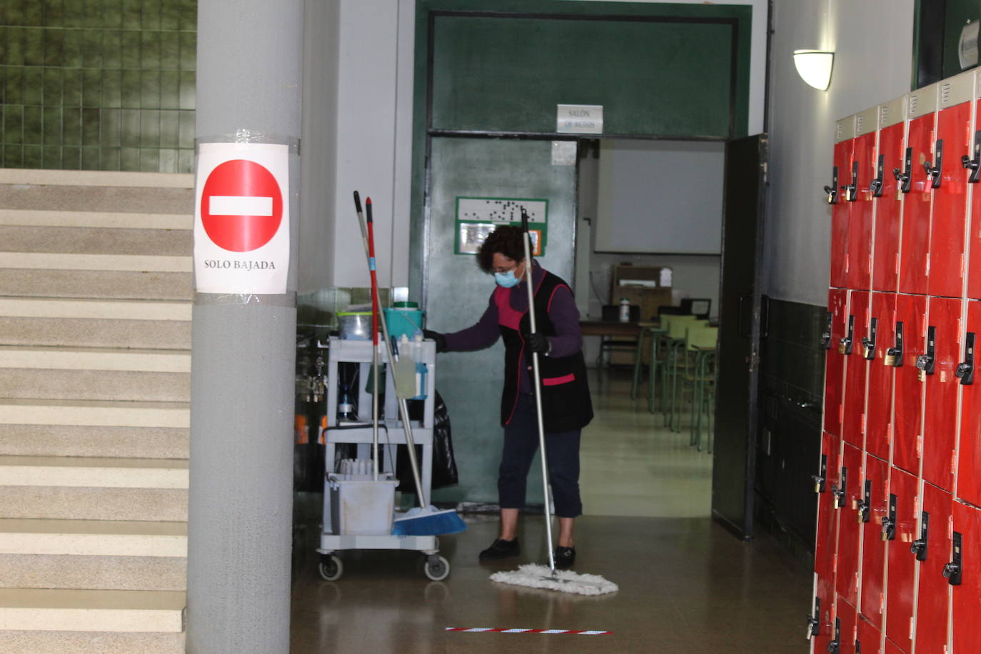 Alumnos de Secundaria y ciclos superiores de FP vuelven hoy a las aulas con importantes medidas de seguridad frente al coronavirus. Toma de temperatura en el acceso, gel hidroalcohólico a la entrada de las clases y sepración de dos metros entre las mesas, además de la mascarilla son algunas de las medidas adoptadas en los centros educativos. 