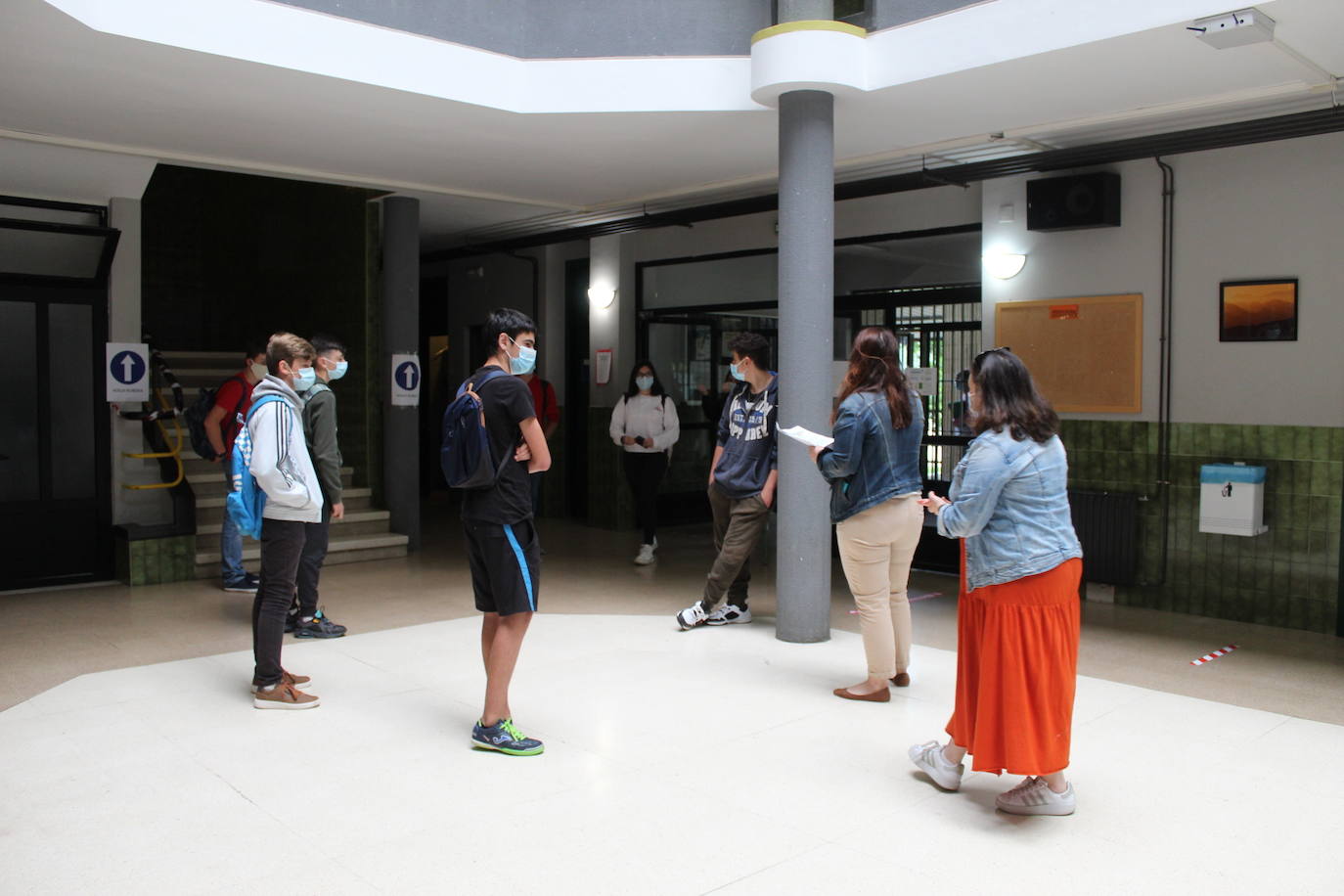 Alumnos de Secundaria y ciclos superiores de FP vuelven hoy a las aulas con importantes medidas de seguridad frente al coronavirus. Toma de temperatura en el acceso, gel hidroalcohólico a la entrada de las clases y sepración de dos metros entre las mesas, además de la mascarilla son algunas de las medidas adoptadas en los centros educativos. 