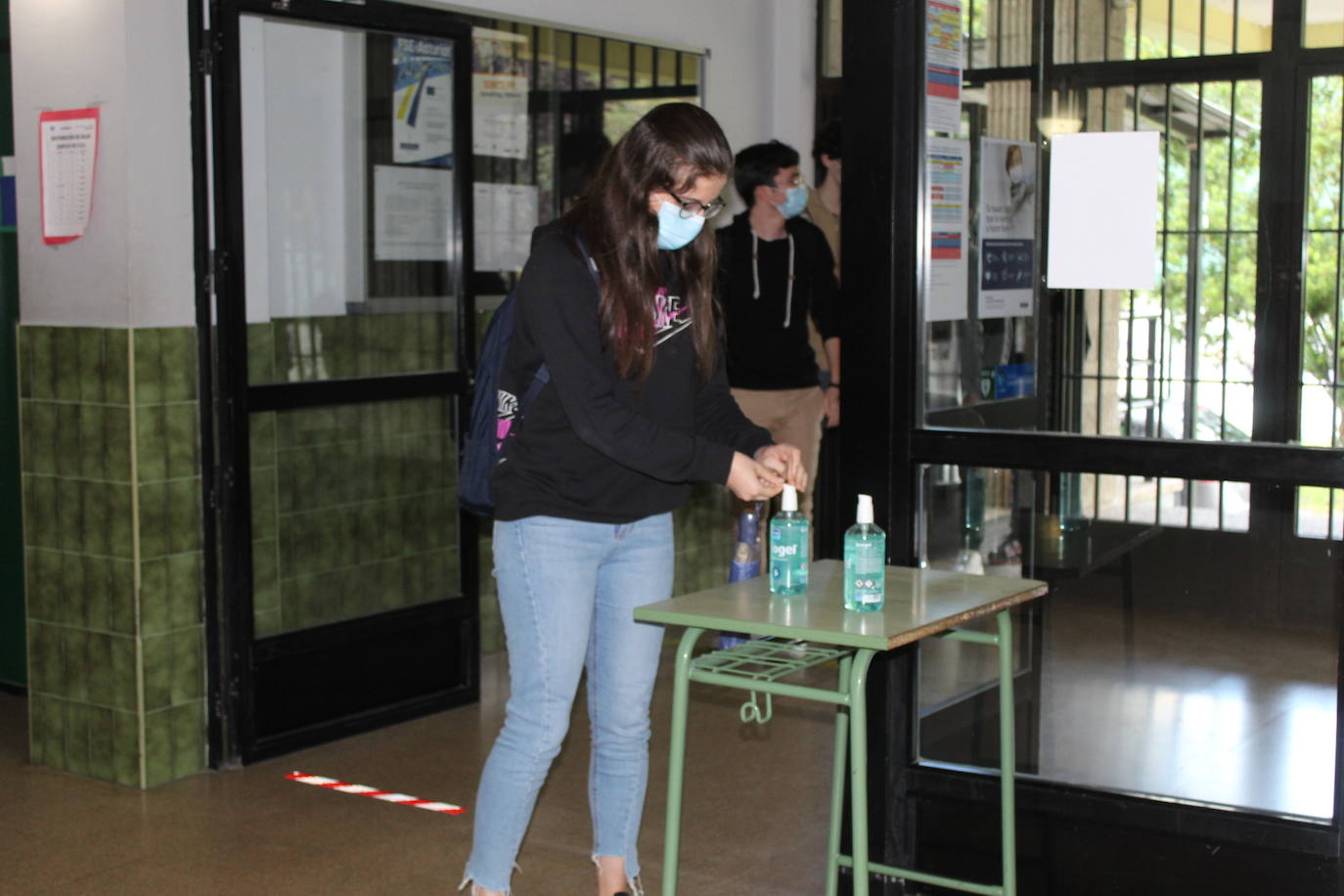 Alumnos de Secundaria y ciclos superiores de FP vuelven hoy a las aulas con importantes medidas de seguridad frente al coronavirus. Toma de temperatura en el acceso, gel hidroalcohólico a la entrada de las clases y sepración de dos metros entre las mesas, además de la mascarilla son algunas de las medidas adoptadas en los centros educativos. 