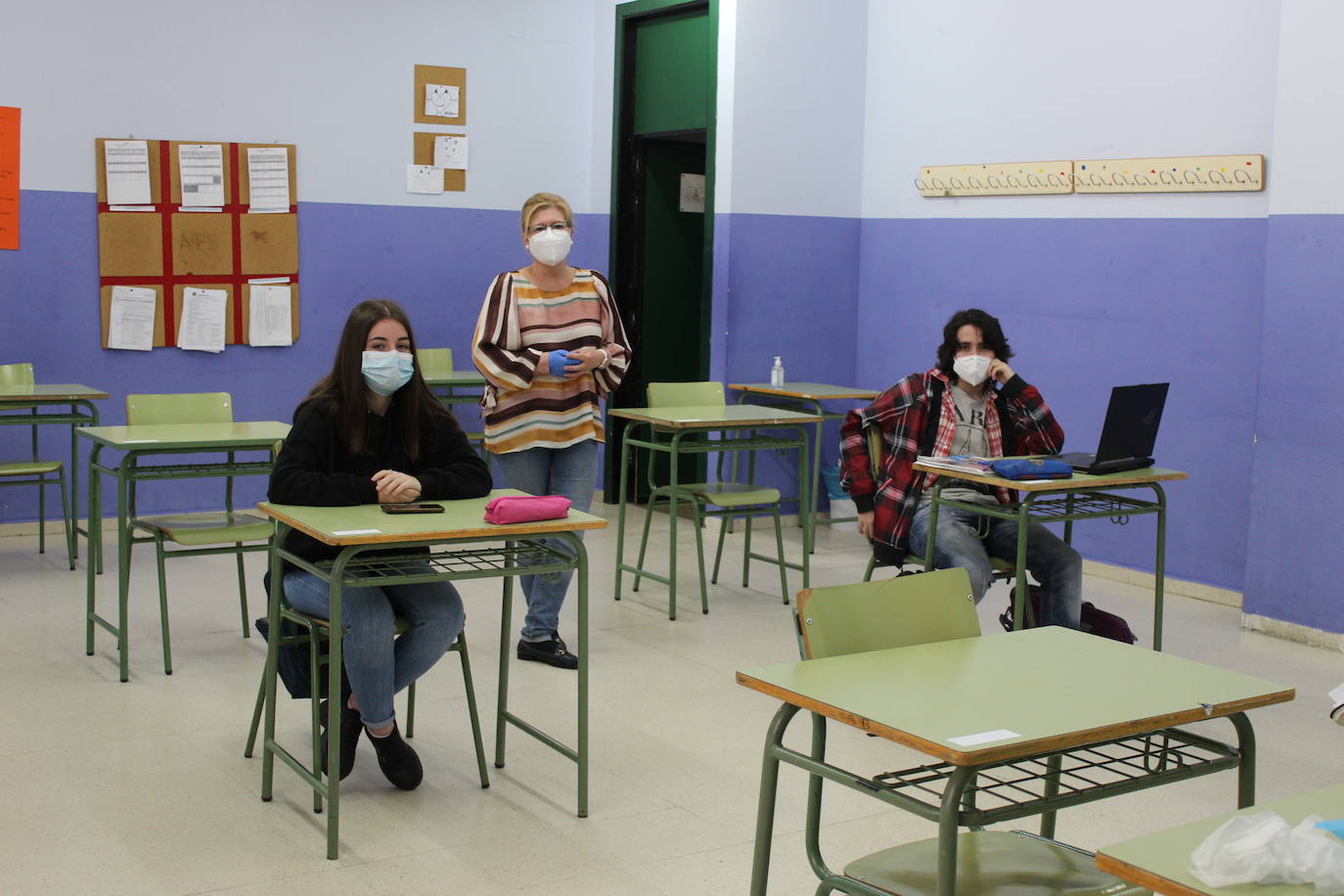 Alumnos de Secundaria y ciclos superiores de FP vuelven hoy a las aulas con importantes medidas de seguridad frente al coronavirus. Toma de temperatura en el acceso, gel hidroalcohólico a la entrada de las clases y sepración de dos metros entre las mesas, además de la mascarilla son algunas de las medidas adoptadas en los centros educativos. 