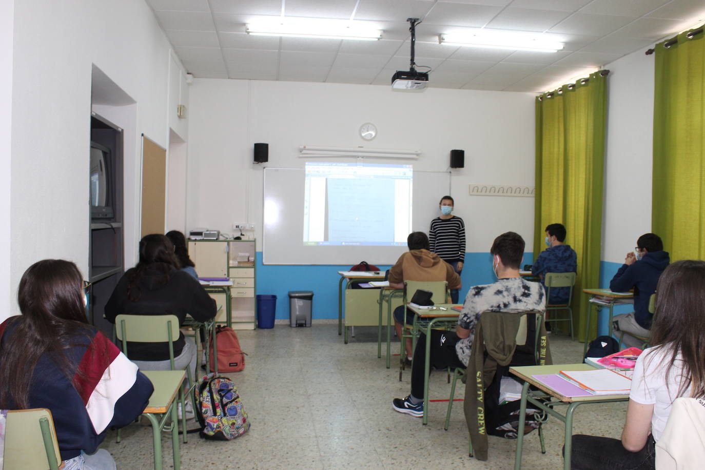 Alumnos de Secundaria y ciclos superiores de FP vuelven hoy a las aulas con importantes medidas de seguridad frente al coronavirus. Toma de temperatura en el acceso, gel hidroalcohólico a la entrada de las clases y sepración de dos metros entre las mesas, además de la mascarilla son algunas de las medidas adoptadas en los centros educativos. 