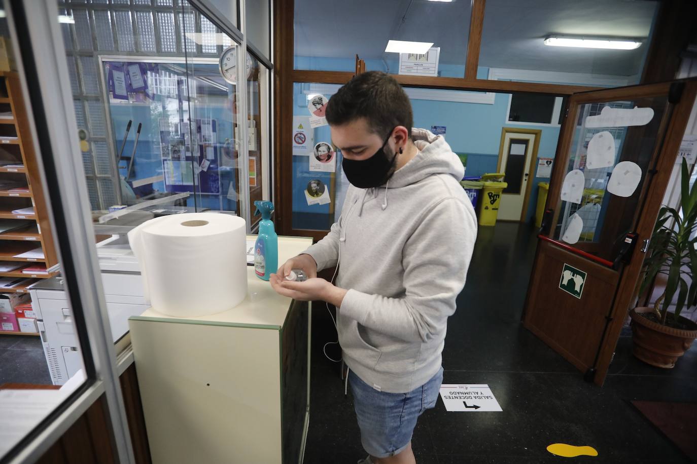 Alumnos de Secundaria y ciclos superiores de FP vuelven hoy a las aulas con importantes medidas de seguridad frente al coronavirus. Toma de temperatura en el acceso, gel hidroalcohólico a la entrada de las clases y sepración de dos metros entre las mesas, además de la mascarilla son algunas de las medidas adoptadas en los centros educativos. En la imagen, el IES Jerónimo González de Sama de Langreo.