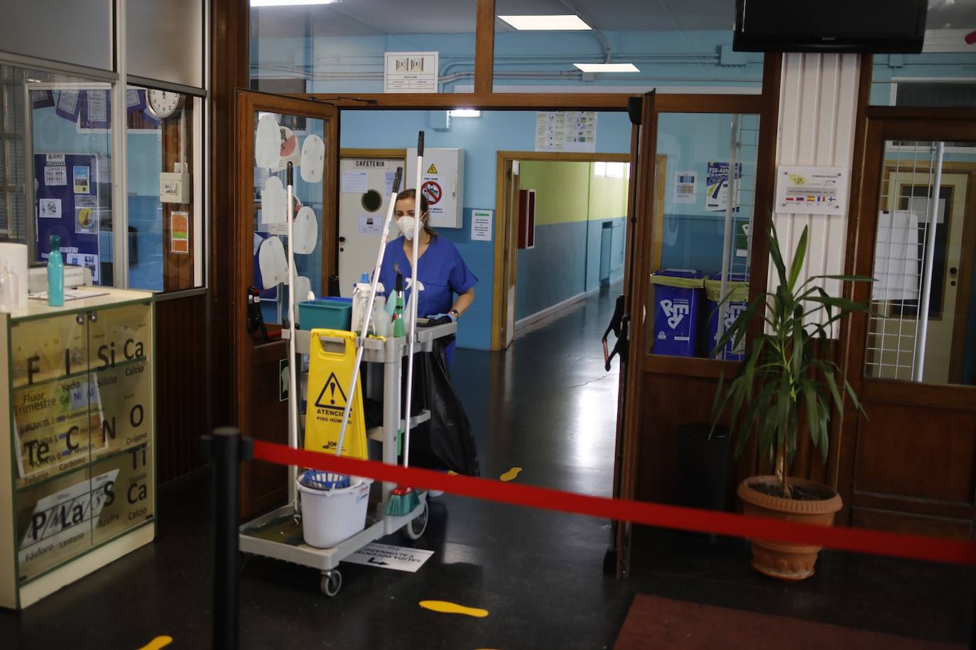 Alumnos de Secundaria y ciclos superiores de FP vuelven hoy a las aulas con importantes medidas de seguridad frente al coronavirus. Toma de temperatura en el acceso, gel hidroalcohólico a la entrada de las clases y sepración de dos metros entre las mesas, además de la mascarilla son algunas de las medidas adoptadas en los centros educativos. En la imagen, el IES Jerónimo González de Sama de Langreo.