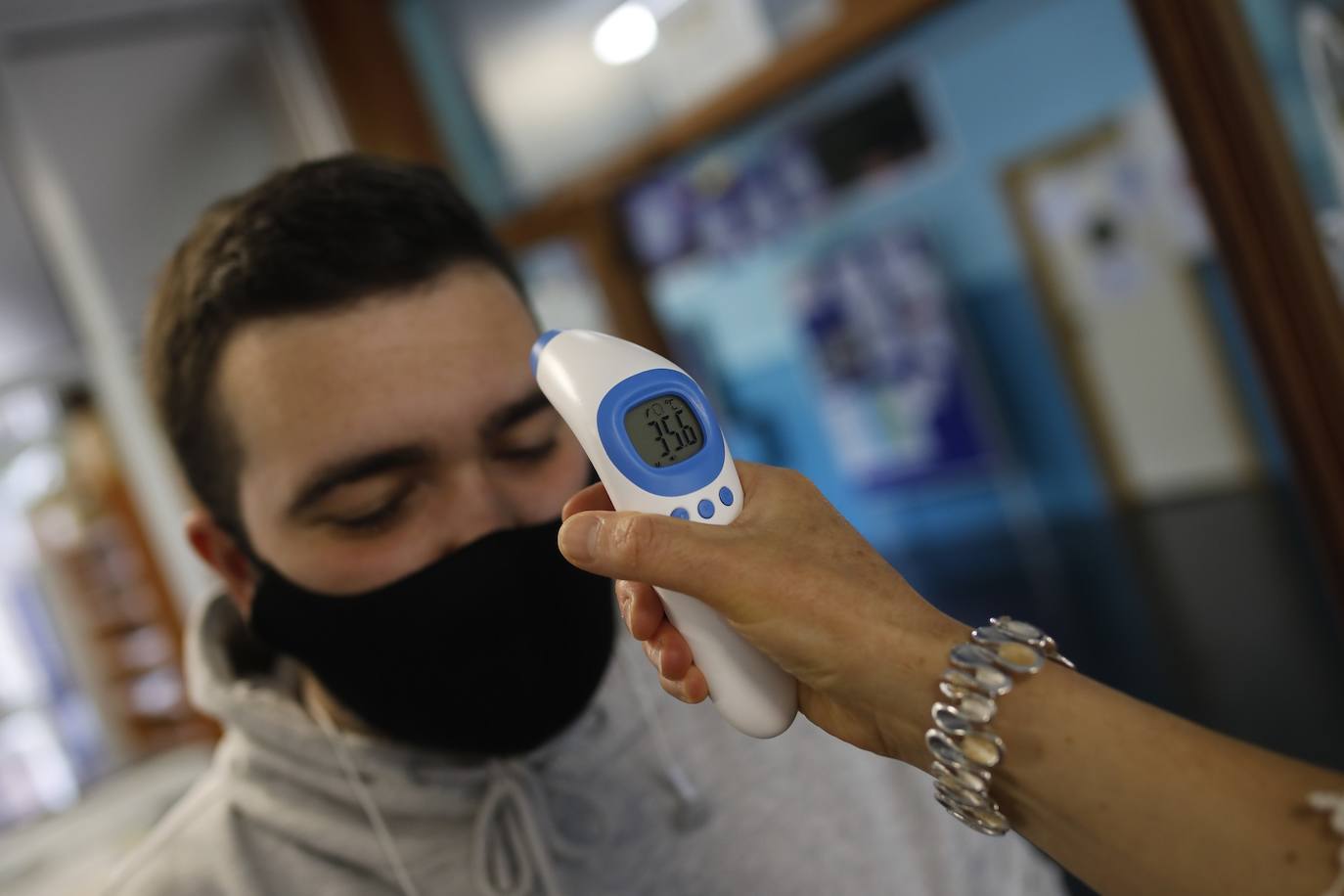 Alumnos de Secundaria y ciclos superiores de FP vuelven hoy a las aulas con importantes medidas de seguridad frente al coronavirus. Toma de temperatura en el acceso, gel hidroalcohólico a la entrada de las clases y sepración de dos metros entre las mesas, además de la mascarilla son algunas de las medidas adoptadas en los centros educativos. En la imagen, el IES Jerónimo González de Sama de Langreo.