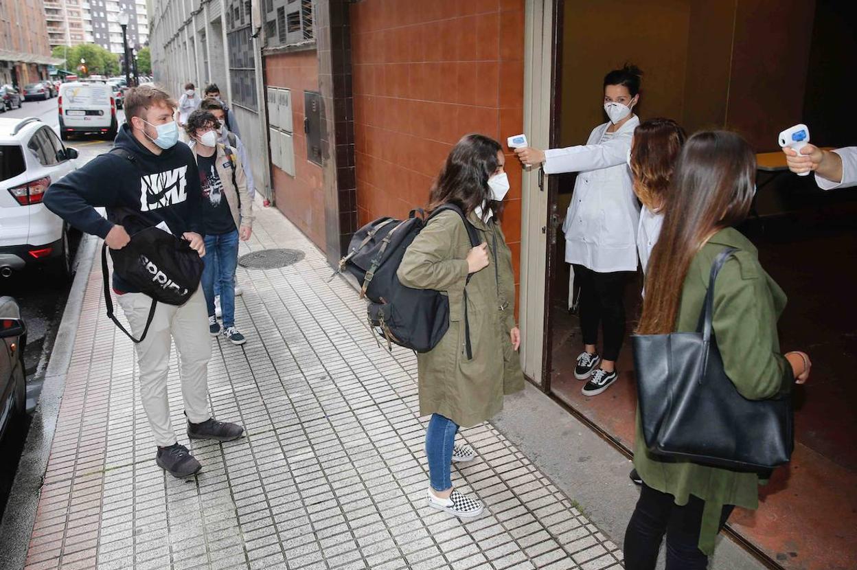 Toma de temperatura a estudiantes del CODEMA de Gijón en el acceso al centro.