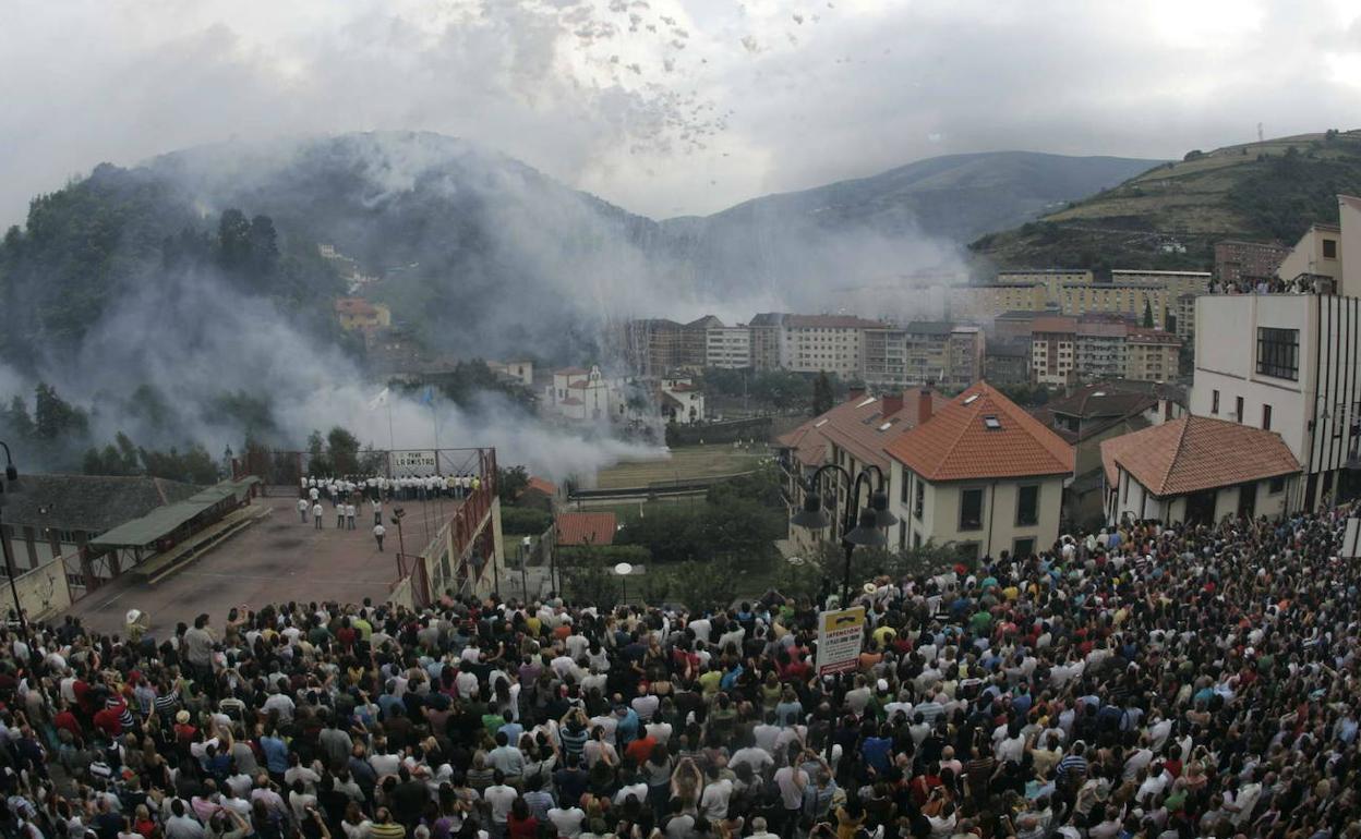 Miles de personas congregadas para presenciar la tradicional Descarga, que aún no se sabe si se suspenderá