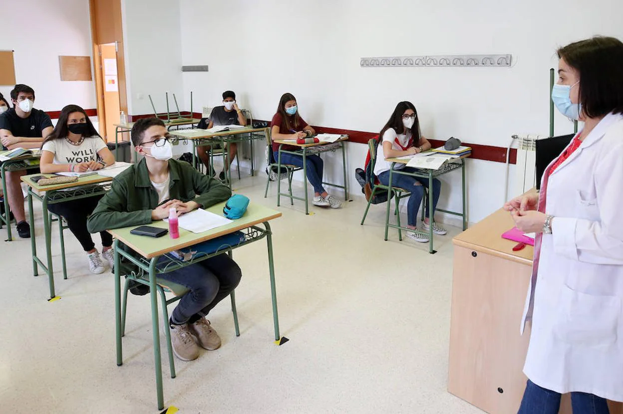 Estudiantes del IES La Ería de Oviedo en el interior del aula con mascarillas.