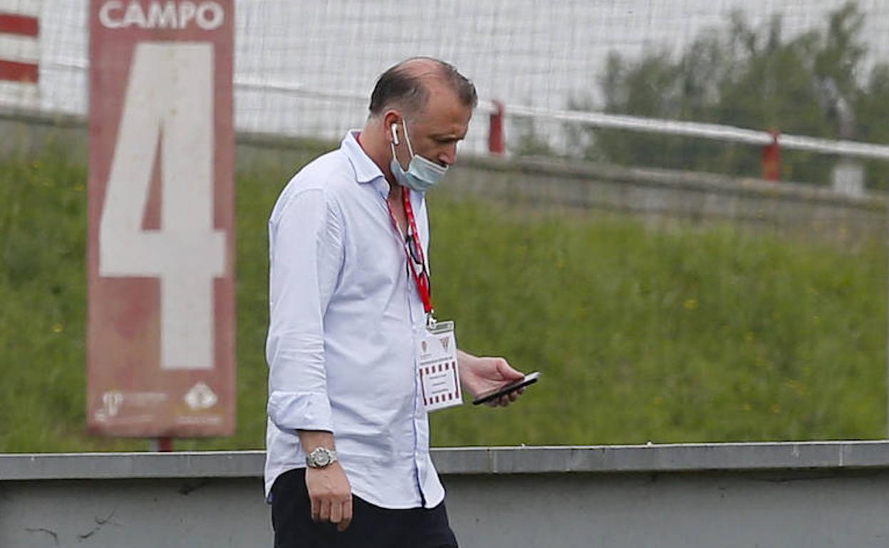 Javi Rico, director deportivo del Sporting, en un entrenamiento. 