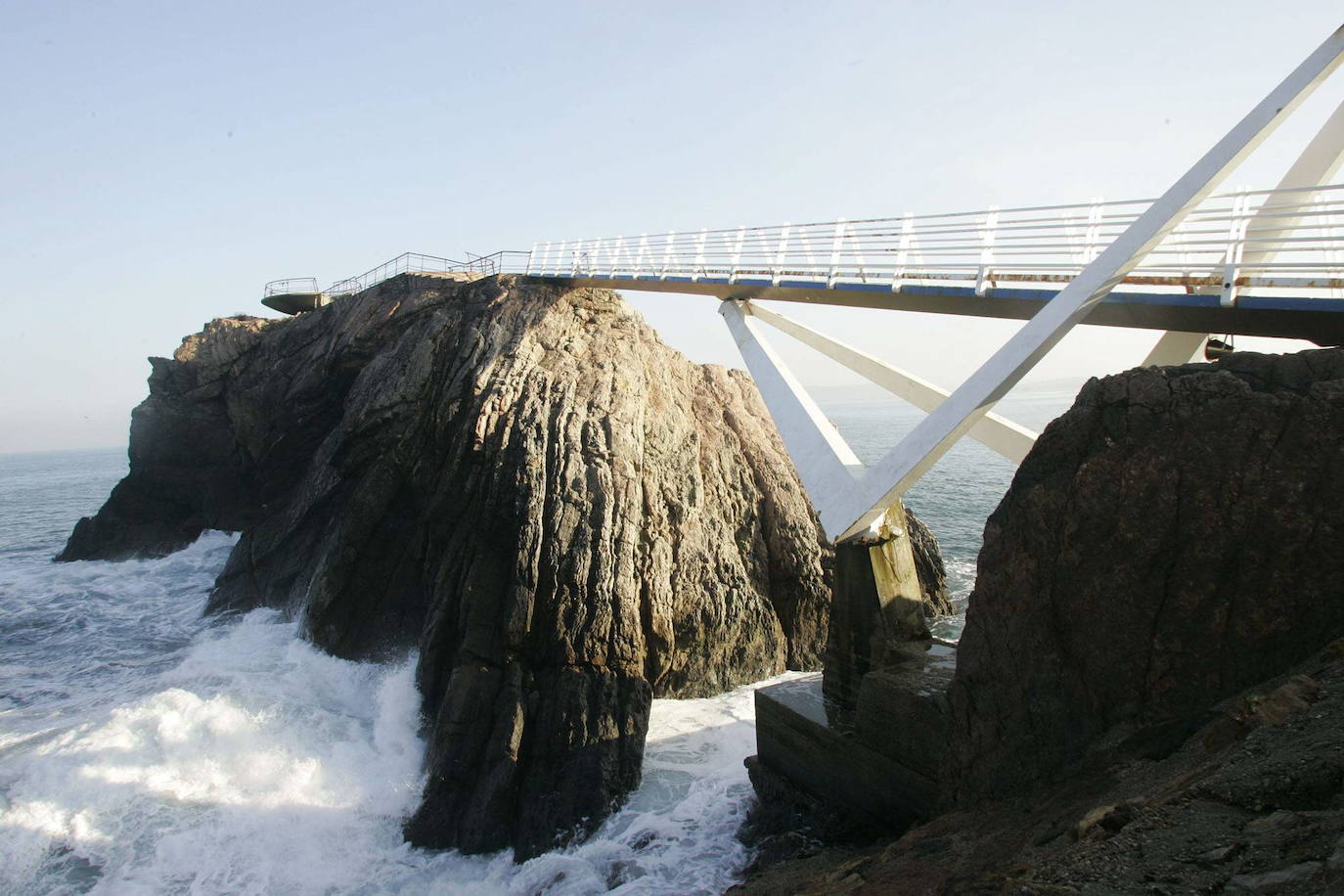 12. Mirador de La Peñona (Salinas, Castrillón). En Castrillón, en uno de los extremos de la conocida playa de Salinas, se encuentra la península de La Peñona, hogar del Museo de Anclas Phillippe Cousteau. En su entorno encontramos un puente colgante que nos lleva hasta un espléndido mirador en forma de cuenco que se encuentra en el punto más saliente de la roca y en voladizo sobre el mar.