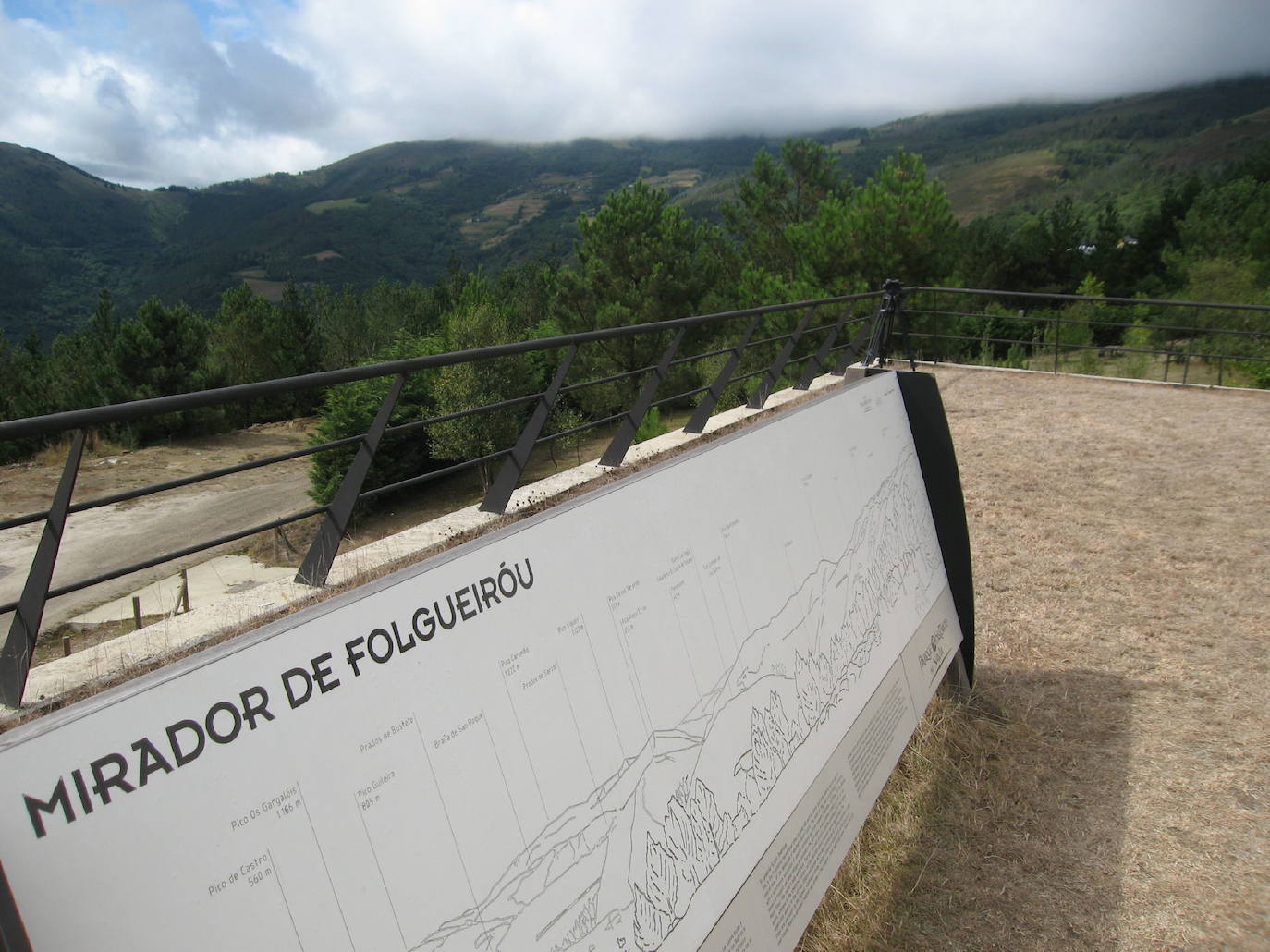 8. Mirador de Folgueiróu (Illano). Frondosa y variada vegetación, pronunciadas cumbres y pintorescos pueblos de interior. El mirador de Folgueiróu, en Illano, ofrece una extensa panorámica del paisaje del Alto y Medio Navia, definido por la acción del río a lo largo de miles de años. El mirador se encuentra en un área recreativa en el que hay un centro de interpretación, una piscina y mesas que invitan a disfrutar de una comida al aire libre.