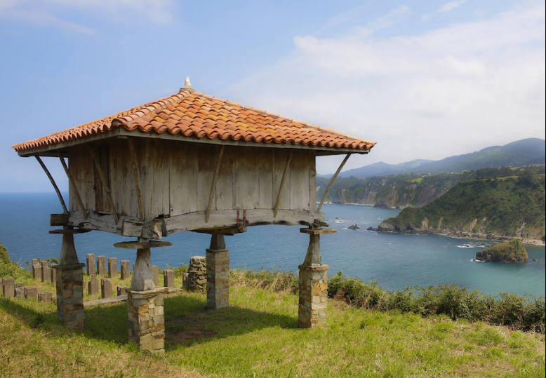 9. Campo de La Garita (Cadavedo, Valdés). No se trata de un mirador propiamente dicho, pero es uno de los más bellos balcones sobre el Cantábrico que se encuentran en el Principado. Enclavado en el corazón del Paisaje Protegido de la Costa Occidental, ofrece una panorámica única del litoral. En el campo de La Garita se encuentra la capilla de La Regalina, a la que se venera el último domingo de agosto en una popular fiesta que es toda una exaltación de la asturianía.