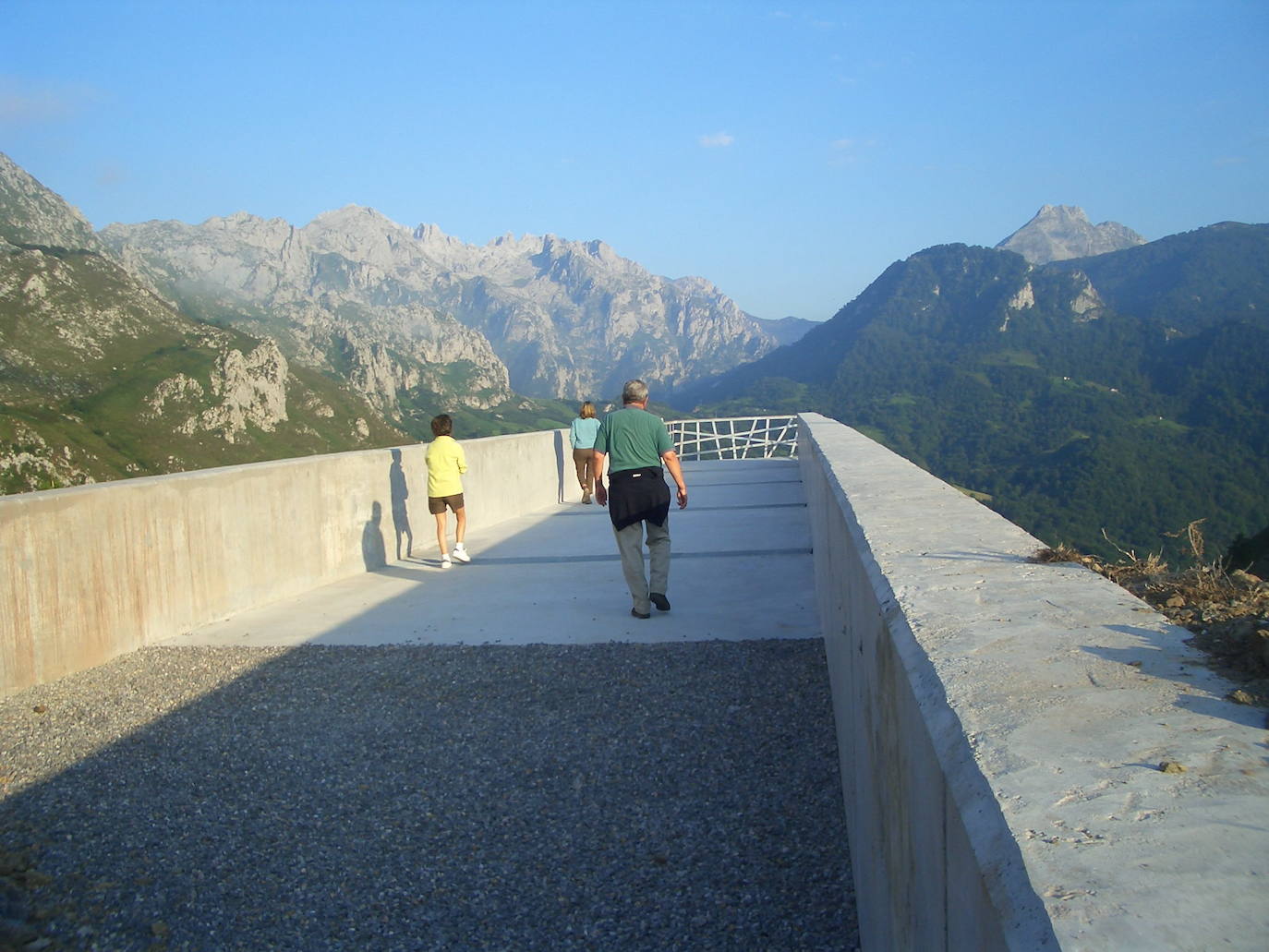 10. Mirador de La Collada (Amieva). El mirador de La Collada, a 800 metros de altitud, permite observar otra perspectiva de los Picos de Europa. Este mirador se encuentra cerca de la senda del Arcediano, calzada romana que unía las comarcas de Riaño y Cangas de Onís. Desde él se puede observar el valle del pueblo de Amieva y la parte suroeste del macizo de Cornión.