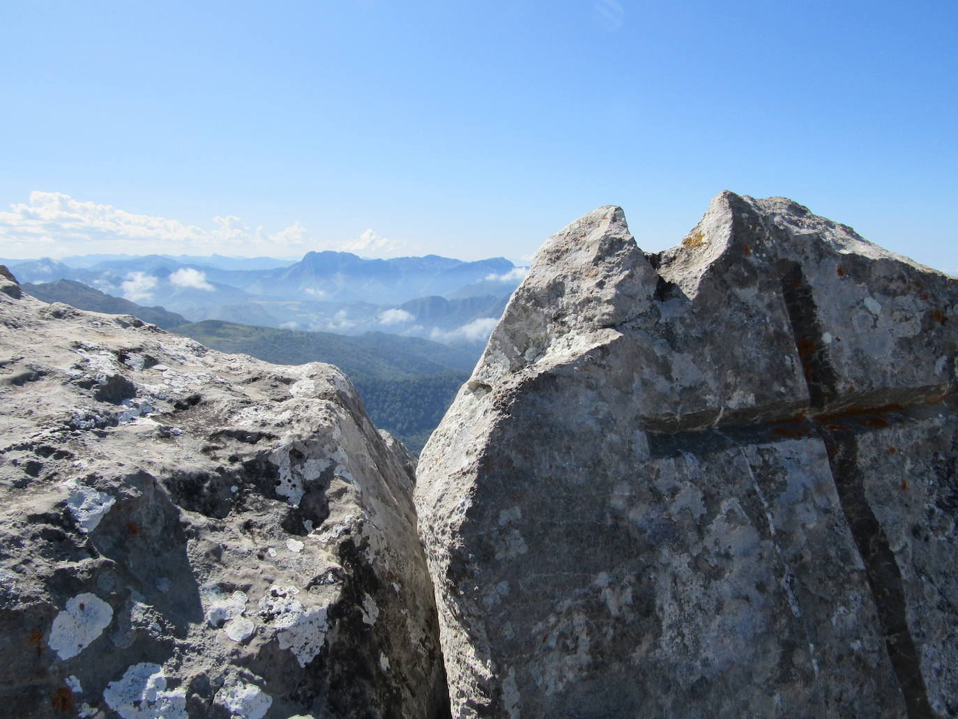 15. Mirador de Ordiales (Lagos de Covadonga). Una terraza natural colgada al vacío a 1.750 metros de altitud, con vistas impresionantes del Valle de Angón, el cordal de Ponga o Sajambre. En este lugar se encuentra enterrado desde finales de los años 40 Pedro Pidal y Bernaldo de Quirós, marqués de Villaviciosa, impulsor de la creación del Parque Nacional de los Picos de Europa y primera persona que junto al pastor Gregorio Pérez El Cainejo escaló el Naranjo de Bulnes.