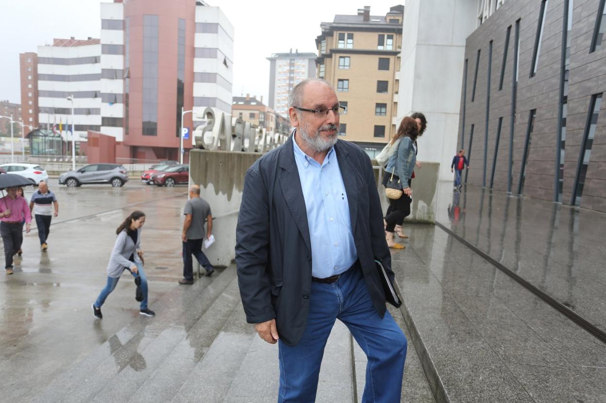 El empresario Julián Rus, accediendo en 2017 a los juzgados de Gijón, de donde salió exonerado. 