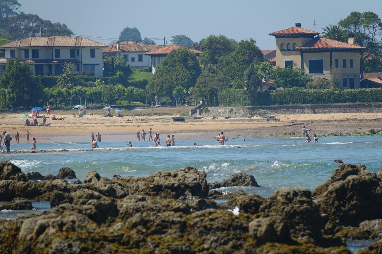 Playa de La Isla, en Colunga, una de las más visitadas del concejo oriental durante el verano. 