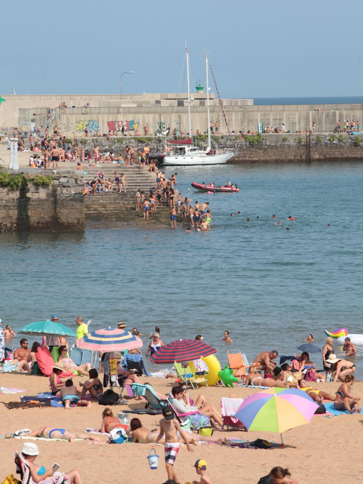 La playa de Luanco, repleta de bañistas, el verano pasado. 