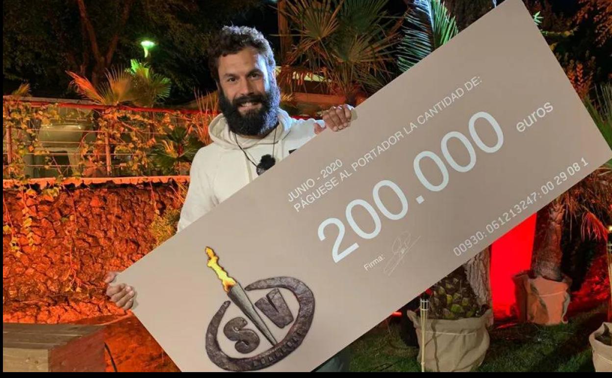 Jorge, con el cheque de 200.000 euros que le acredita como ganador del reality