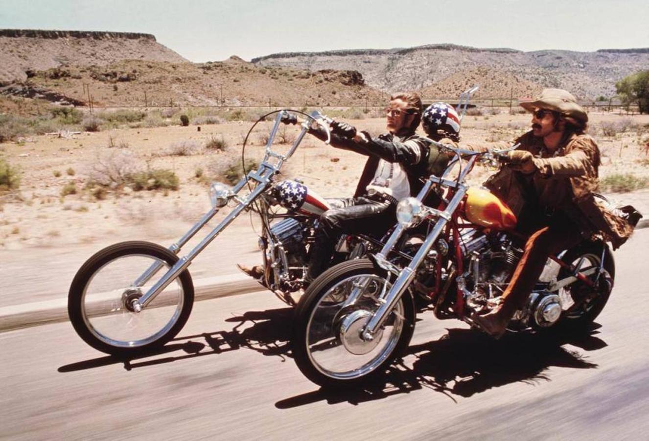 Se trata de una de las películas moteras más famosas de la historia dirigida por Dennis Hopper y Peter Fonda como guionista y productor en 1969. 'Easy Rider' fue una de las películas independientes más famosas, en ella se retrataba varias caras de la sociedad americana de la época y con actores de la talla de Jack Nicholson o Peter Fonda. Una cinta que propició la proliferación de multitud de bandas moteras por todo Estados Unidos y de las míticas Harley-Davidson. De las cuatro Harley que se construyeron para esta cinta, tres fueron robadas, y la única que se conserva es la utilizada en esta escena, una pieza única que años después fue restaurada y vendida en subasta por 1,35 millones de dólares.