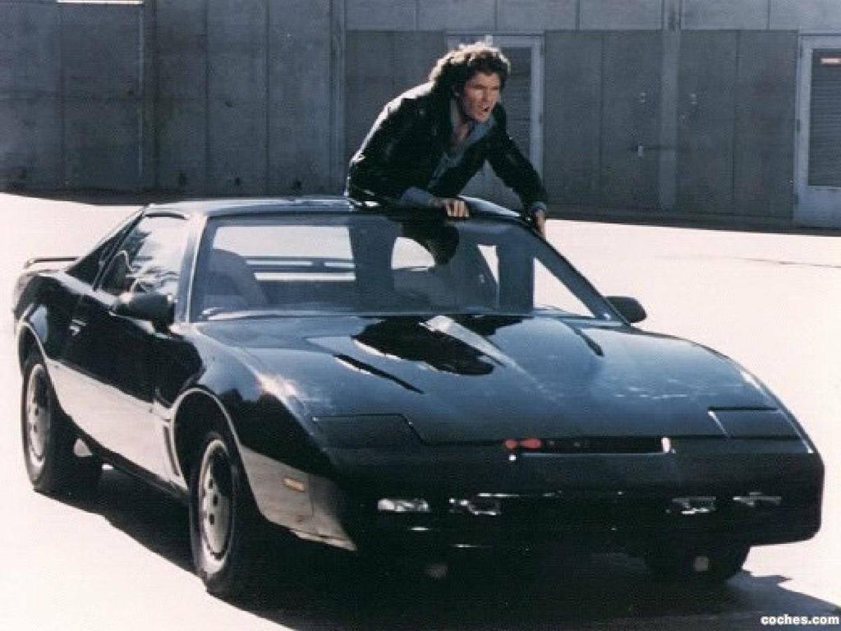 El cine está muy ligado al mundo de los coches, pero también el mundo de las películas y series, y que mejor ejemplo que 'El Coche Fantástico' (Knight Rider). Una mítica serie emitida en Estados Unidos en los años 80, cuyo protagonista era Michael Knight y su inteligente e indestructible Pontiac Firebird Trans Am del 82 llamado KITT. Este contaba con un sistema artificial propulsor espectacular, conducción autónoma, escáner biológico, rastreador GPS, rayos X, asientos eyectables, lanzamisiles, dispositivo de escuchas y todo tipo de inteligencia artificial. Las cifras de potencia y par motor de su V8 de 5.0 litros creado por General Motors son difíciles de encontrar, aunque se habla de potencias entre los 170 y 180 CV que permitían alcanzar velocidades por encima de los 180 km/h