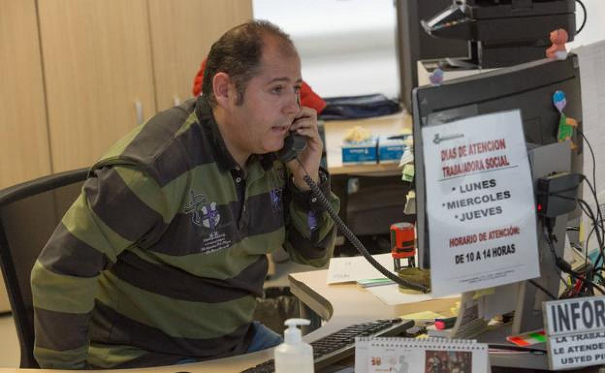 Un trabajador de los Servicios Sociales de Avilés atiende una llamada. 