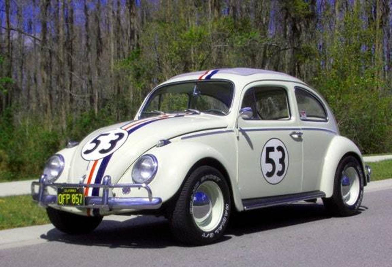 Este es uno de los coches de carreras más famosos de la historia del cine. La primera aparición de Herbie en la gran pantalla fue en 'The Love Bug' (1969), la película que consiguió lanzar al estrellato a este pequeño escarabajo, color crema y con el mítico dorsal 53.