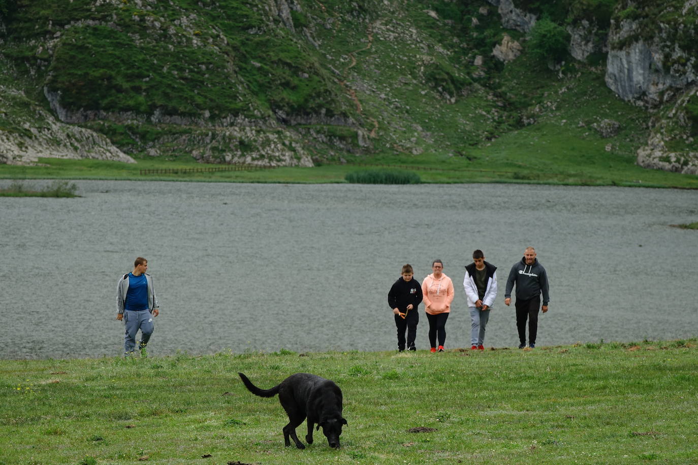 La niebla y los efectos del coronavirus provocan que los Lagos de Covadonga continuaran hoy con una afluencia notablemente inferior a la habitual