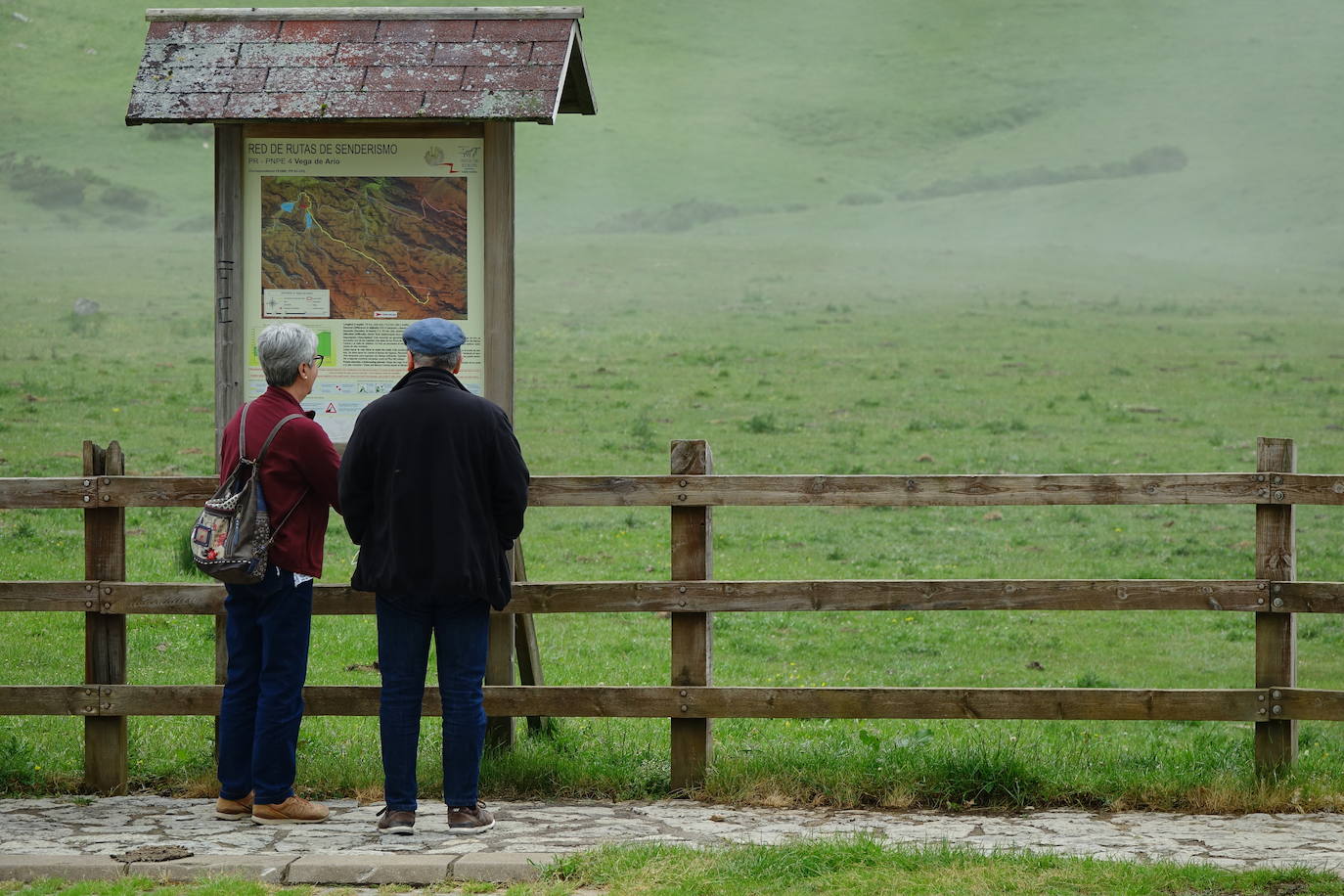 La niebla y los efectos del coronavirus provocan que los Lagos de Covadonga continuaran hoy con una afluencia notablemente inferior a la habitual