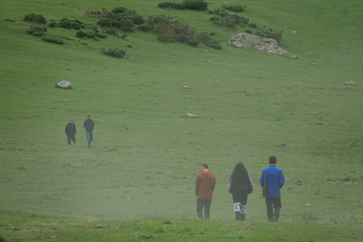 La niebla y los efectos del coronavirus provocan que los Lagos de Covadonga continuaran hoy con una afluencia notablemente inferior a la habitual