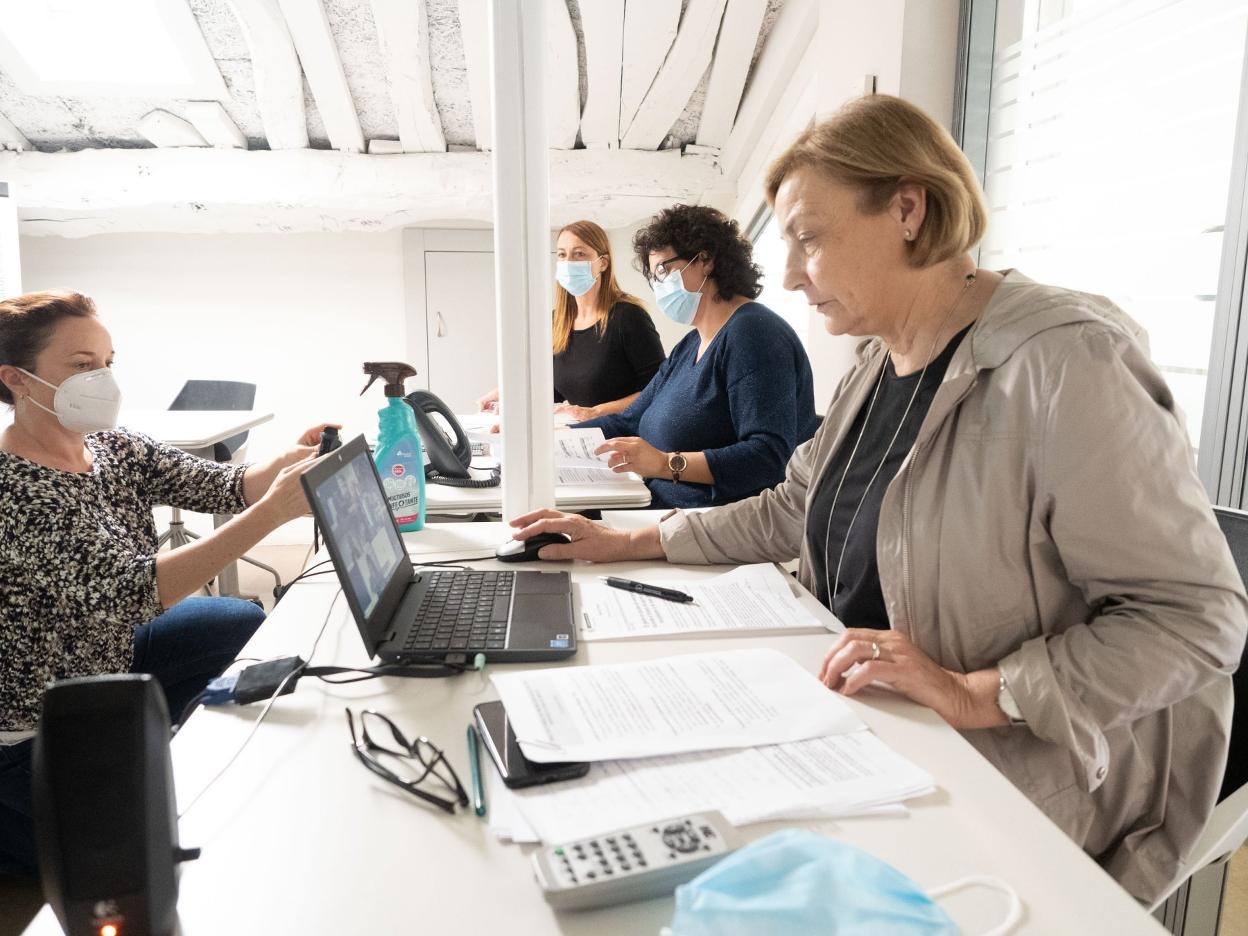 La alcaldesa y la directora de Bienestar Social durante la reunión telemática de la mesa social. 