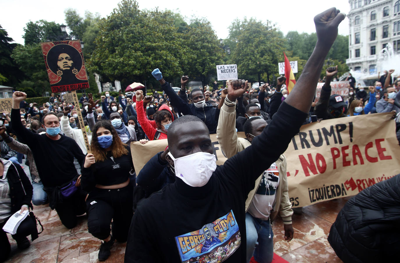 La capital del Principado se suma a las concentraciones que están dando la vuelta al mundo en repulsa a la discriminación racial cuyo detonante ha sido la muerte del ciudadano estadounidense George Floyd en una intervención policial. Decenas de personas se han dado cita en La Escandalera este domingo para dar su apoyo al movimiento contra el racismo. 