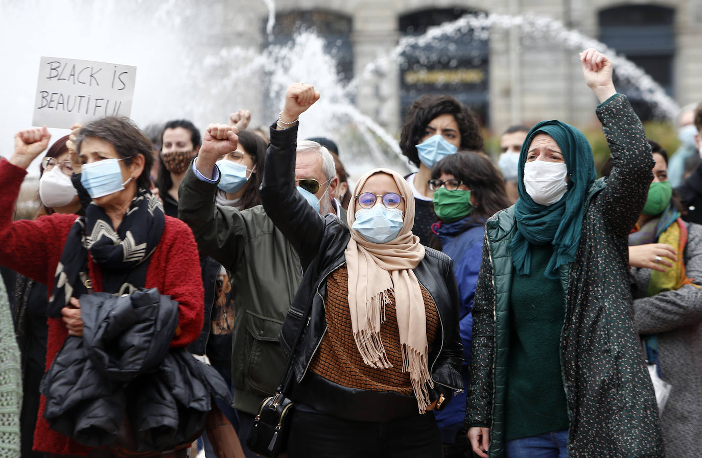 La capital del Principado se suma a las concentraciones que están dando la vuelta al mundo en repulsa a la discriminación racial cuyo detonante ha sido la muerte del ciudadano estadounidense George Floyd en una intervención policial. Decenas de personas se han dado cita en La Escandalera este domingo para dar su apoyo al movimiento contra el racismo. 