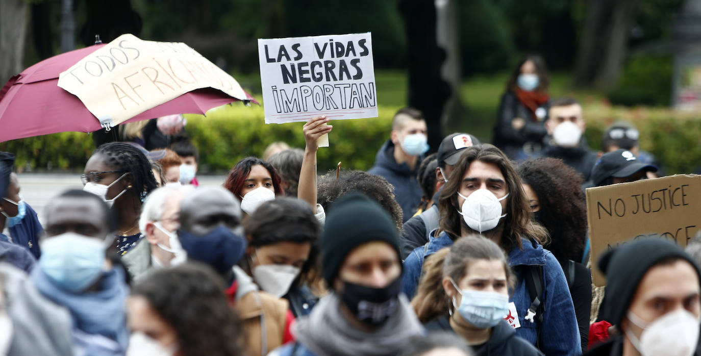 La capital del Principado se suma a las concentraciones que están dando la vuelta al mundo en repulsa a la discriminación racial cuyo detonante ha sido la muerte del ciudadano estadounidense George Floyd en una intervención policial. Decenas de personas se han dado cita en La Escandalera este domingo para dar su apoyo al movimiento contra el racismo. 