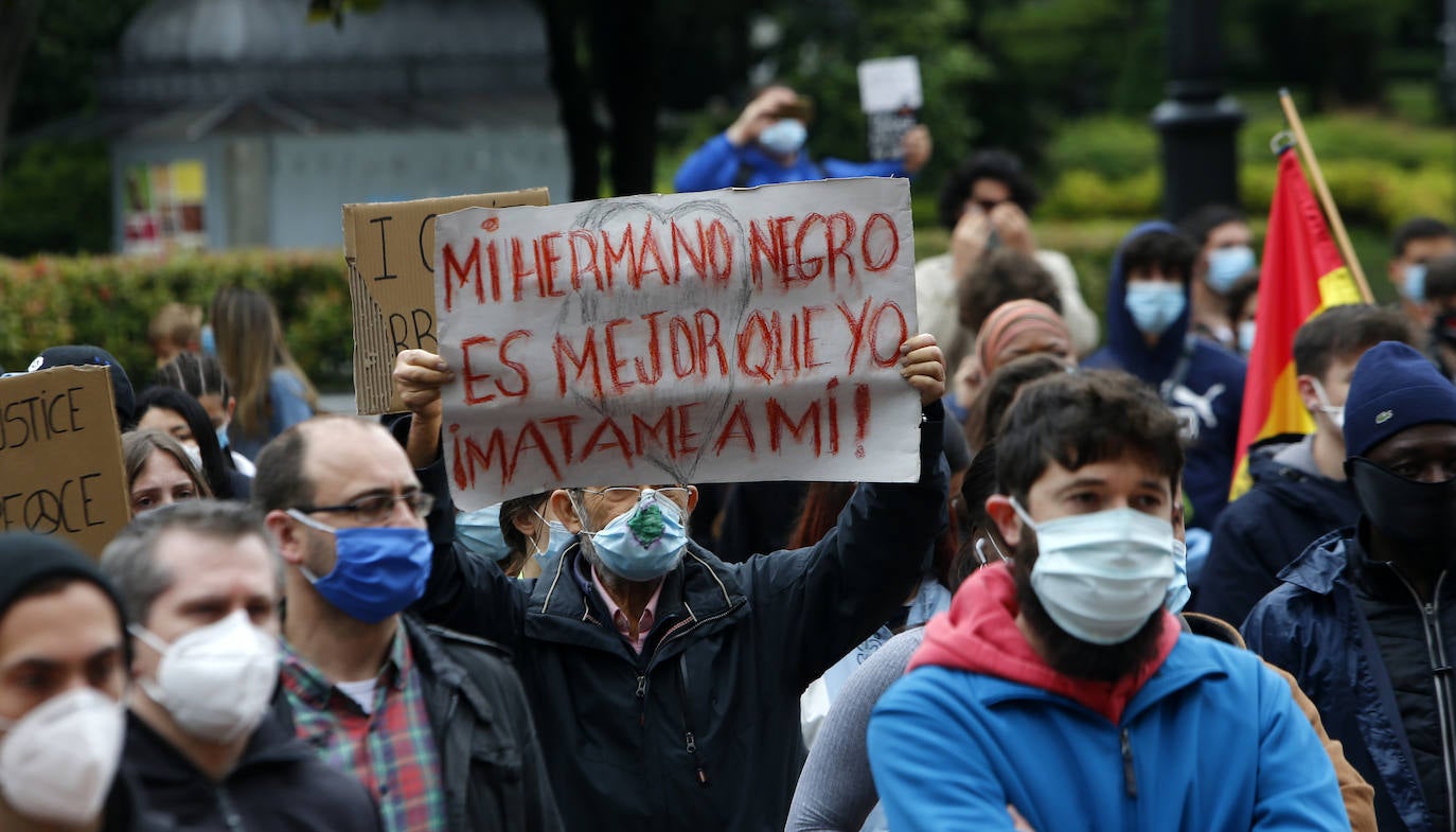 La capital del Principado se suma a las concentraciones que están dando la vuelta al mundo en repulsa a la discriminación racial cuyo detonante ha sido la muerte del ciudadano estadounidense George Floyd en una intervención policial. Decenas de personas se han dado cita en La Escandalera este domingo para dar su apoyo al movimiento contra el racismo. 