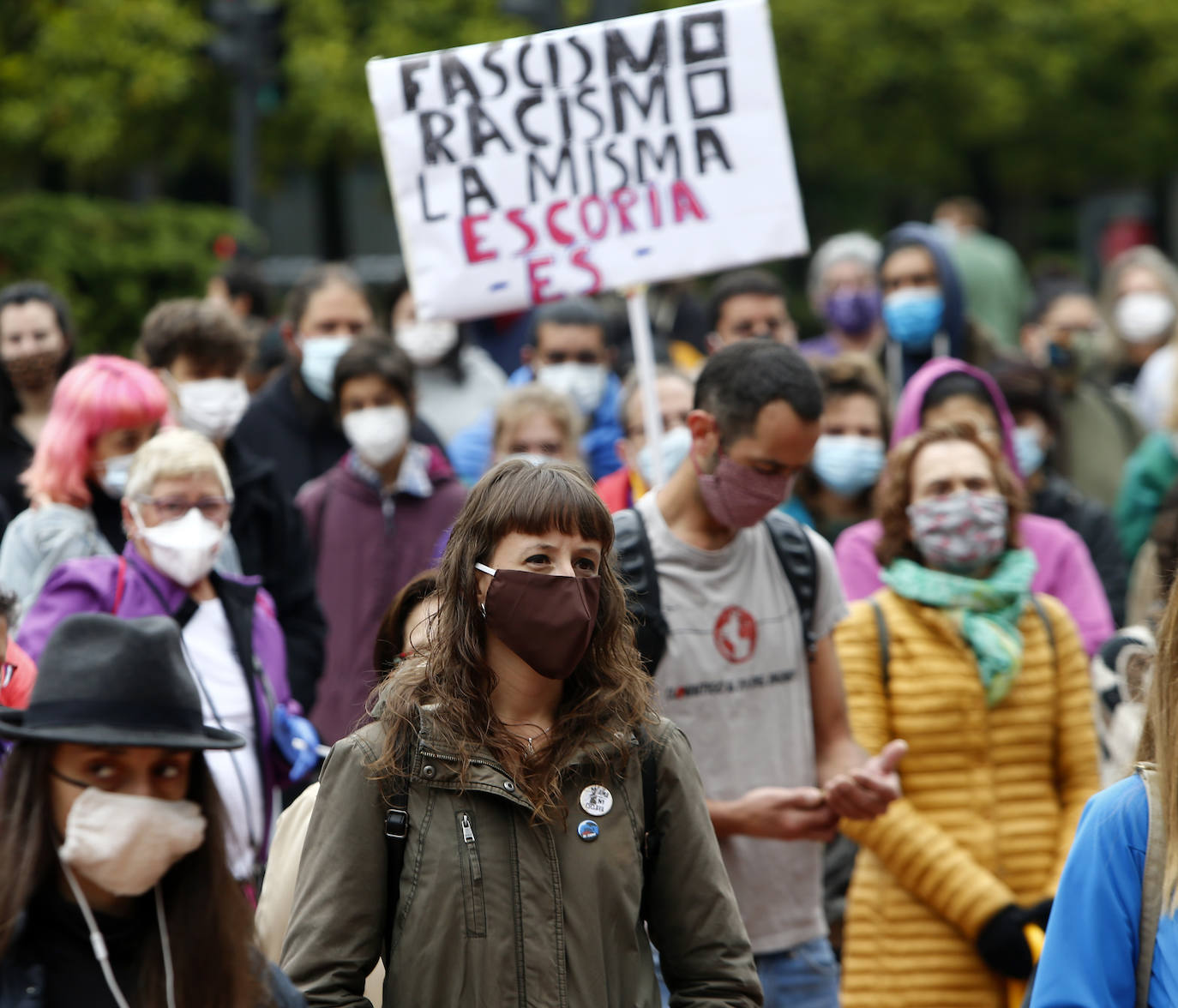 La capital del Principado se suma a las concentraciones que están dando la vuelta al mundo en repulsa a la discriminación racial cuyo detonante ha sido la muerte del ciudadano estadounidense George Floyd en una intervención policial. Decenas de personas se han dado cita en La Escandalera este domingo para dar su apoyo al movimiento contra el racismo. 