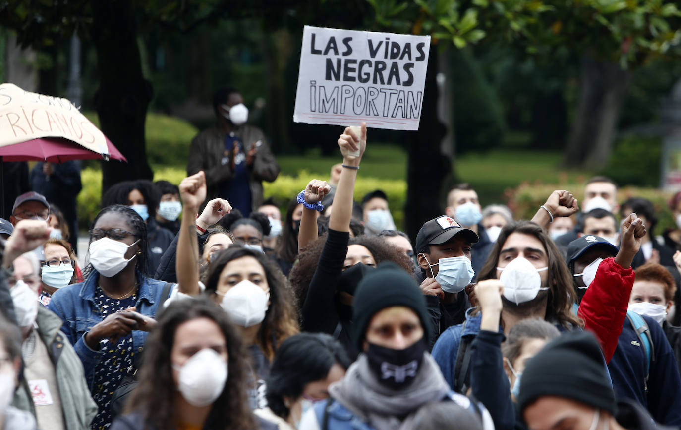 La capital del Principado se suma a las concentraciones que están dando la vuelta al mundo en repulsa a la discriminación racial cuyo detonante ha sido la muerte del ciudadano estadounidense George Floyd en una intervención policial. Decenas de personas se han dado cita en La Escandalera este domingo para dar su apoyo al movimiento contra el racismo. 