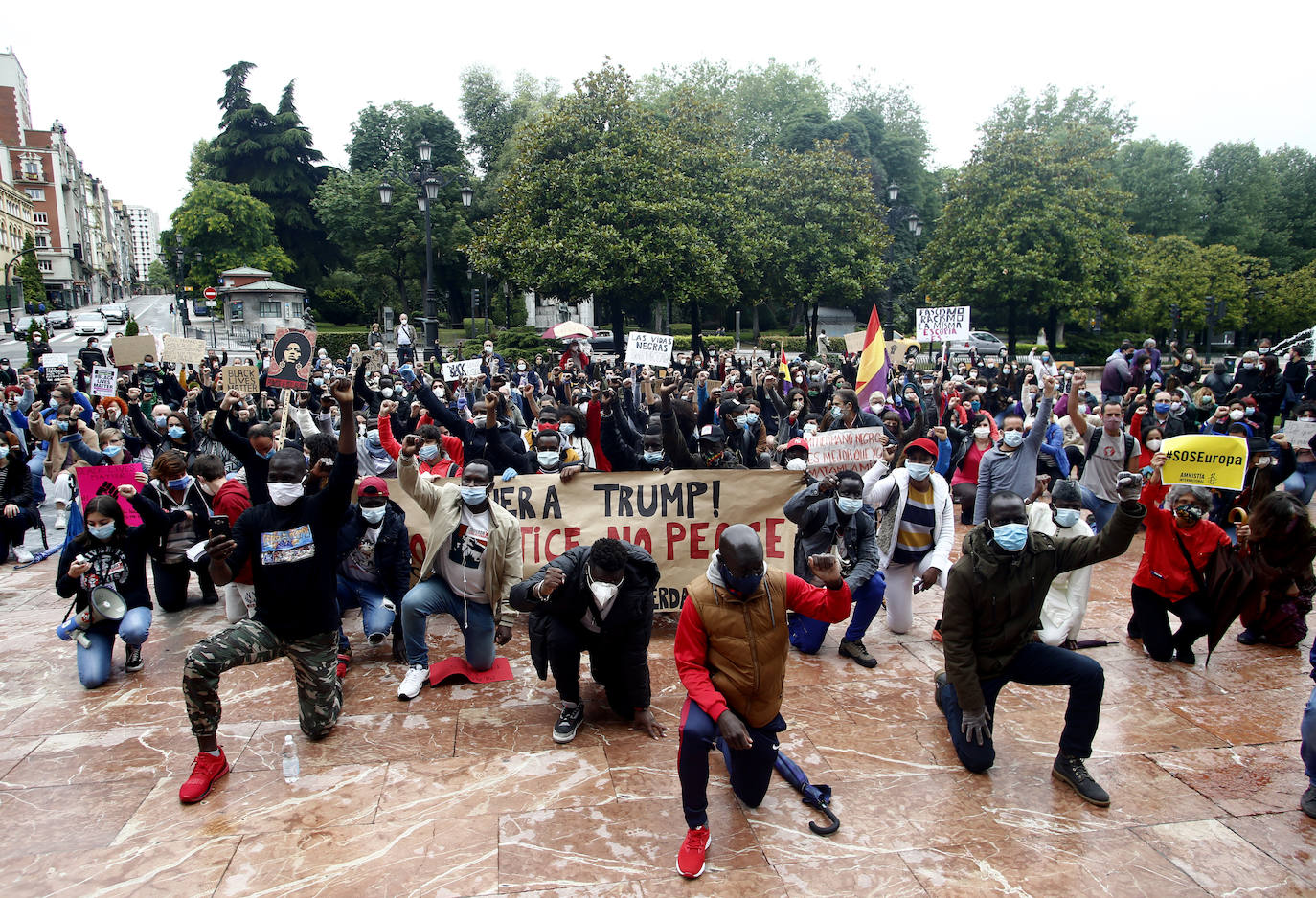 La capital del Principado se suma a las concentraciones que están dando la vuelta al mundo en repulsa a la discriminación racial cuyo detonante ha sido la muerte del ciudadano estadounidense George Floyd en una intervención policial. Decenas de personas se han dado cita en La Escandalera este domingo para dar su apoyo al movimiento contra el racismo. 