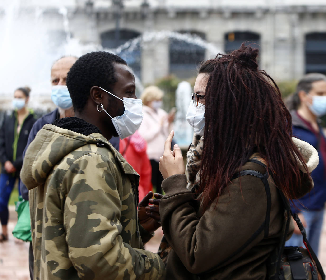 La capital del Principado se suma a las concentraciones que están dando la vuelta al mundo en repulsa a la discriminación racial cuyo detonante ha sido la muerte del ciudadano estadounidense George Floyd en una intervención policial. Decenas de personas se han dado cita en La Escandalera este domingo para dar su apoyo al movimiento contra el racismo. 