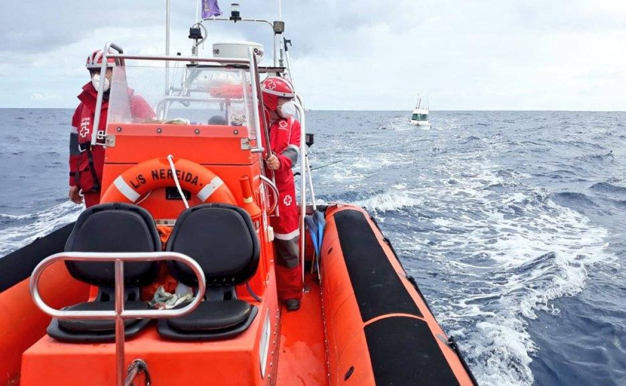 Rescatan a cuatro personas de un barco a la deriva en Luarca