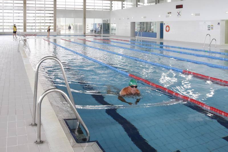 Con la recién estrenada fase 3 de la desescalada algunas piscinas del Principado, como la del Llano, en Gijón, o la del Parque del Oeste, en Oviedo, han decidido volver a abrir sus puertas. 