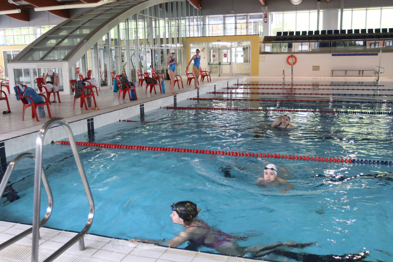 Con la recién estrenada fase 3 de la desescalada algunas piscinas del Principado, como la del Llano, en Gijón, o la del Parque del Oeste, en Oviedo, han decidido volver a abrir sus puertas. 