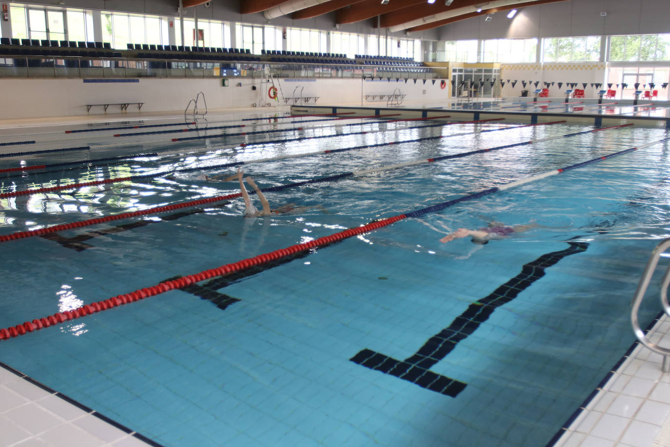 Con la recién estrenada fase 3 de la desescalada algunas piscinas del Principado, como la del Llano, en Gijón, o la del Parque del Oeste, en Oviedo, han decidido volver a abrir sus puertas. 