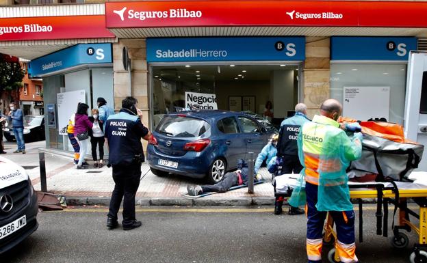 El coche se empotró contra una sucusal bancaria.