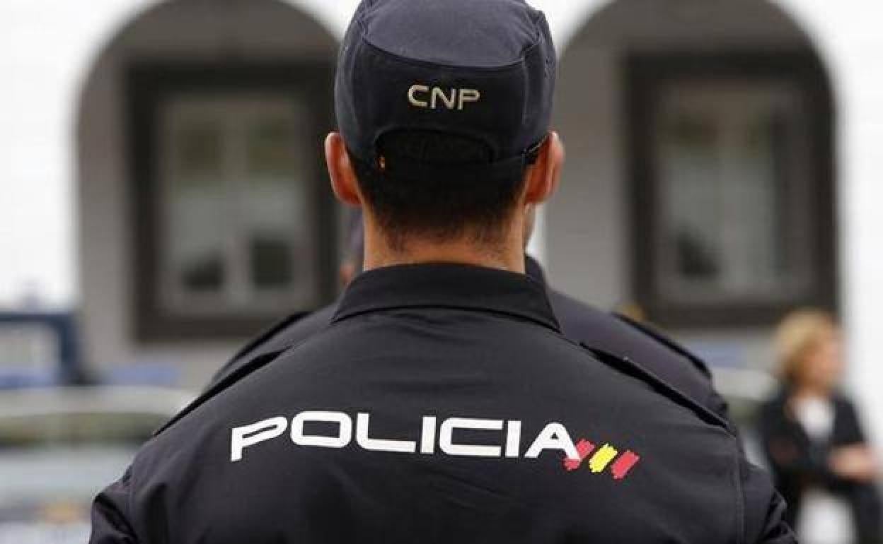 Detenido en Gijón por amenazar a su vecino con un cuchillo tras mojar su furgoneta